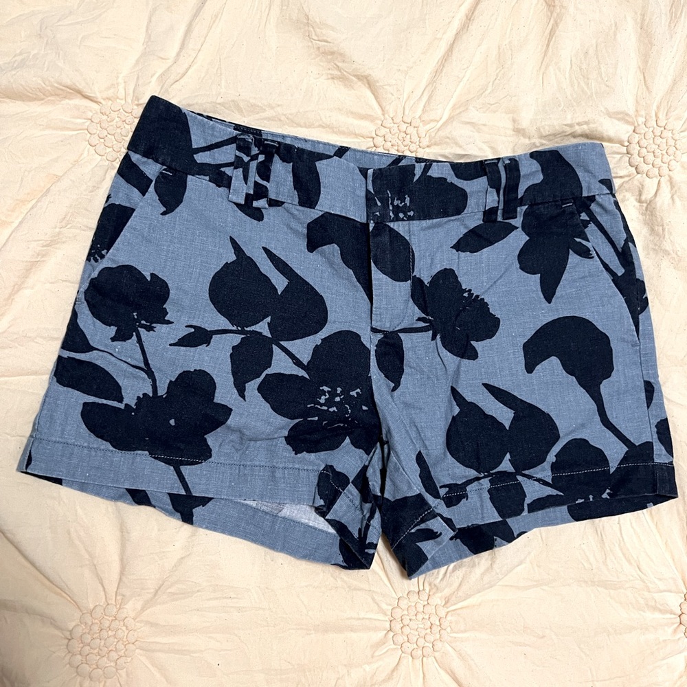 LOFT Ann Taylor Blue floral print shorts Size 4